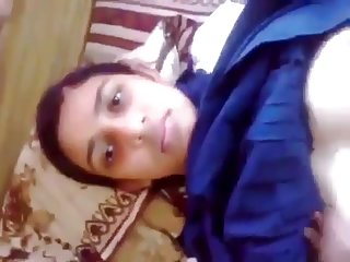 در گلو مکش moloduhe sex زیبا با سینه طبیعی
